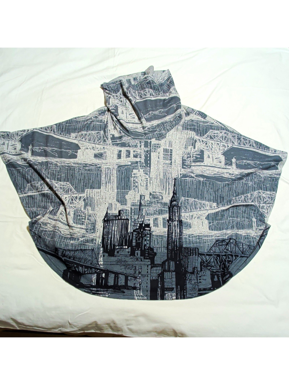 Shana Women's Poncho Gray/Black L City Skyline Graphic